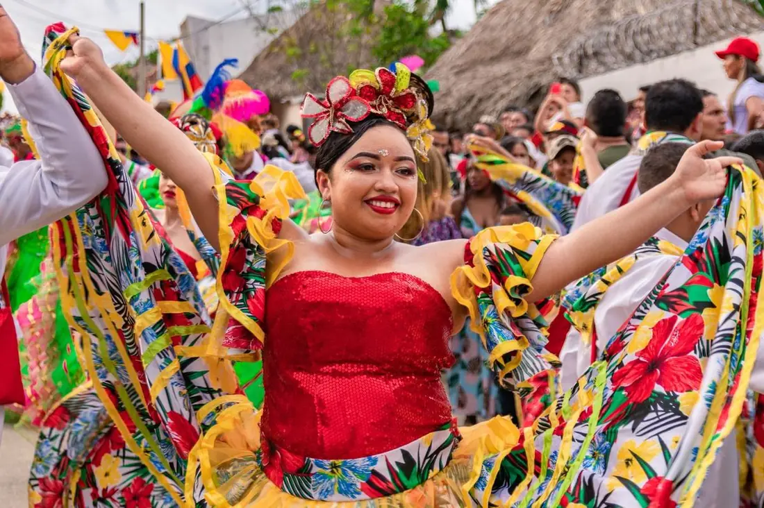 Bailarina con traje de carnaval en una fiesta latina